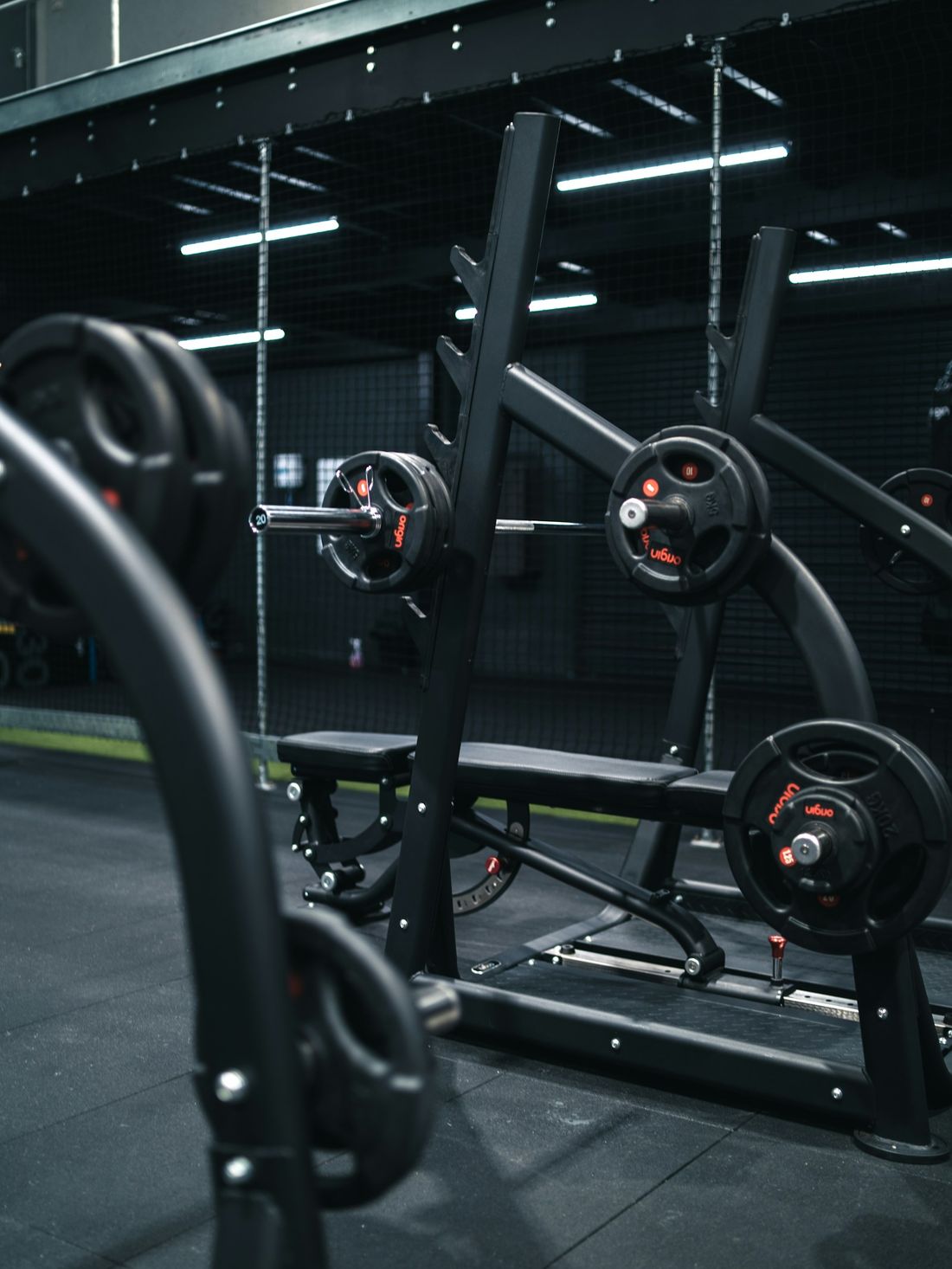 Interior de academia com equipamentos de musculação